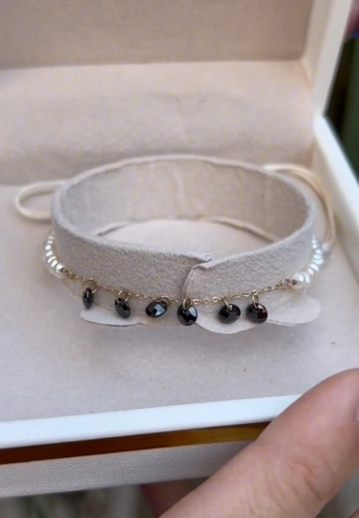 Cordon johar naturelle en Or18k avec des pierres